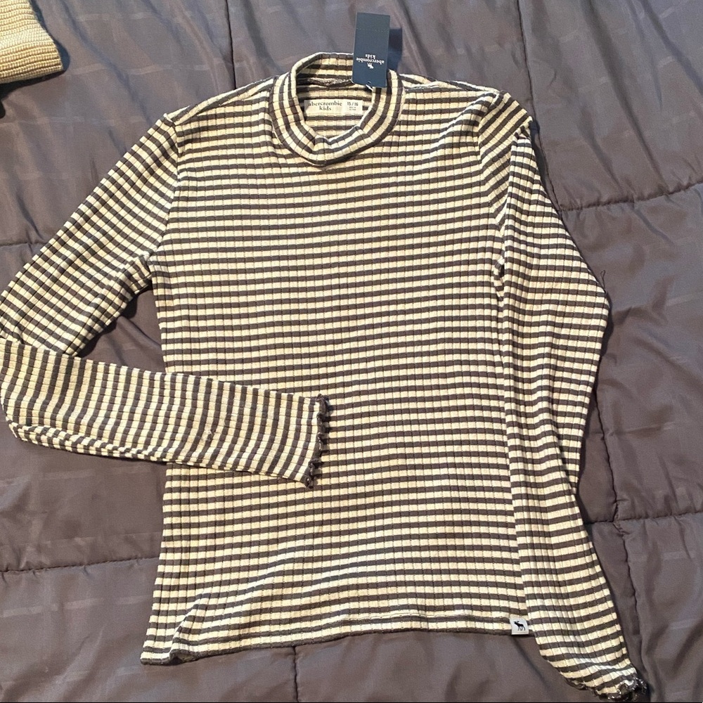 A&F kids, fits like Womens M/L, softest material ever!!  NWT